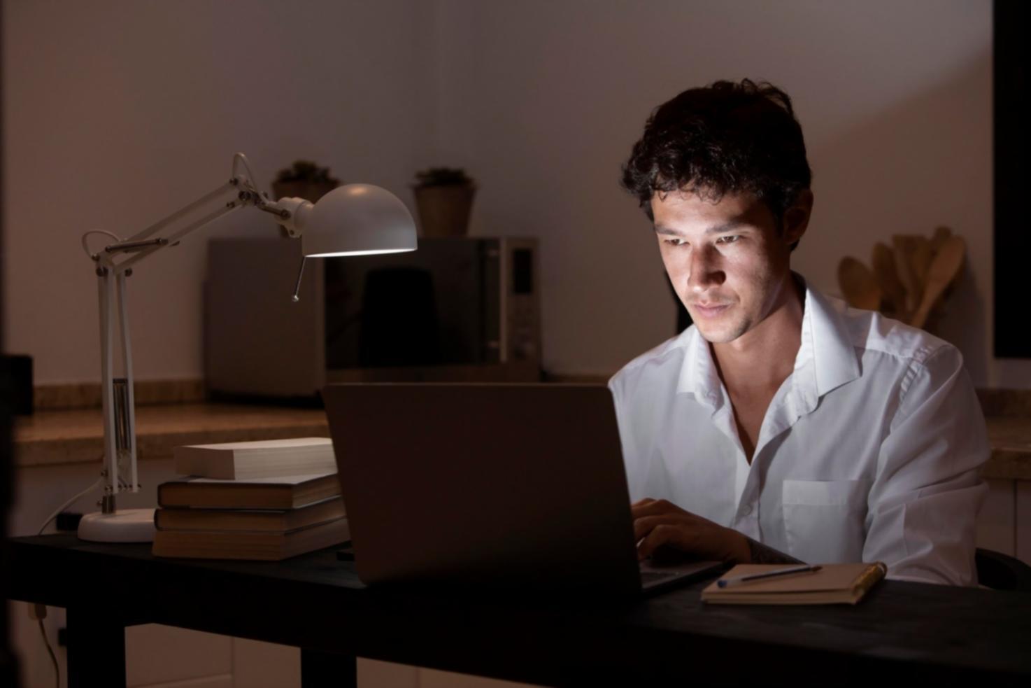Estudiantes trabajando en ejercicios financieros prácticos